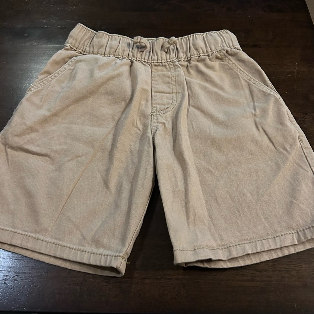 There a Bouts size XS (6-7) khaki shorts.